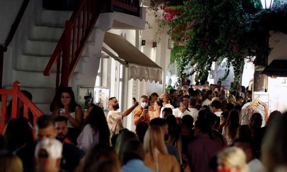 Πελάτης μπαρ μαχαίρωσε στο μάτι φύλακα όταν του ζήτησε να φορέσει μάσκα!